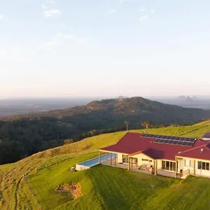 Private Estate - Panoramic Views Holiday home